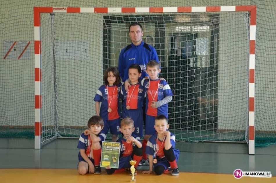 Turniej halowej piłki nożnej żaków i orlików w Mordarce (11.01.2014) - zdjęcie 5