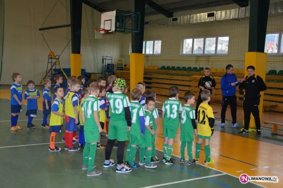 Turniej halowej piłki nożnej żaków i orlików w Mordarce (11.01.2014) - zdjęcie 8