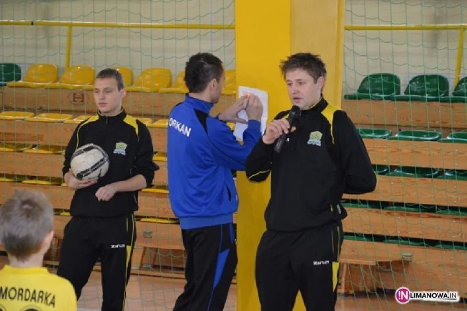 Turniej halowej piłki nożnej żaków i orlików w Mordarce (11.01.2014) - zdjęcie 9