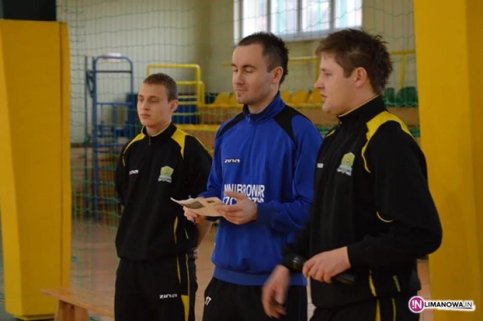 Turniej halowej piłki nożnej żaków i orlików w Mordarce (11.01.2014) - zdjęcie 10