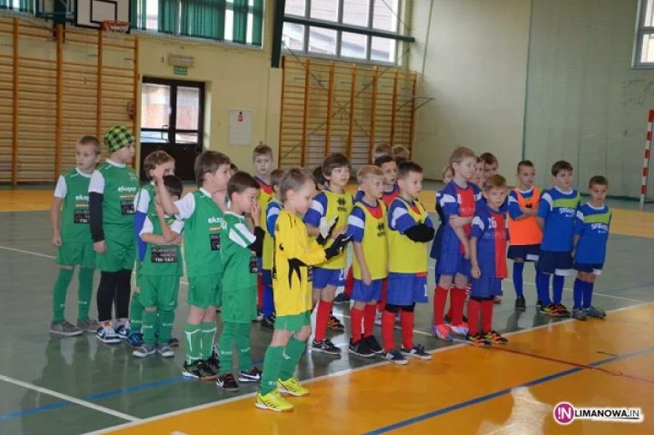 Turniej halowej piłki nożnej żaków i orlików w Mordarce (11.01.2014) - zdjęcie 11