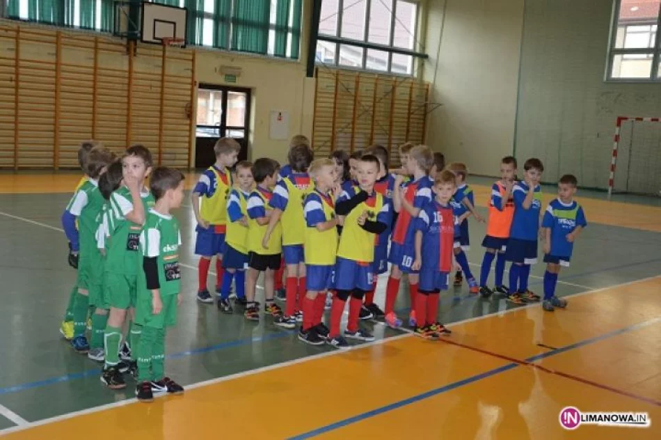 Turniej halowej piłki nożnej żaków i orlików w Mordarce (11.01.2014) - zdjęcie 12