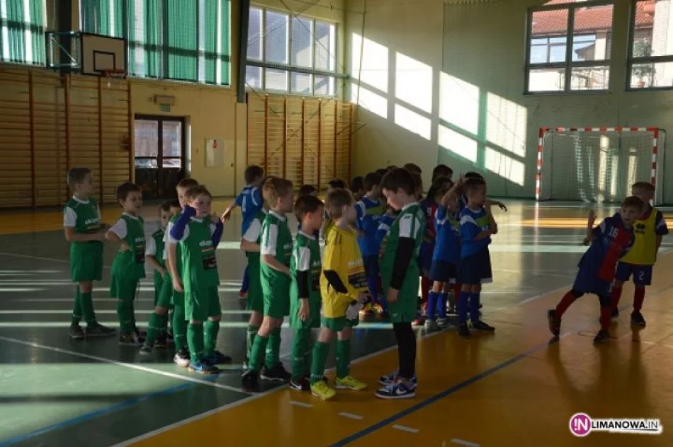 Turniej halowej piłki nożnej żaków i orlików w Mordarce (11.01.2014) - zdjęcie 13