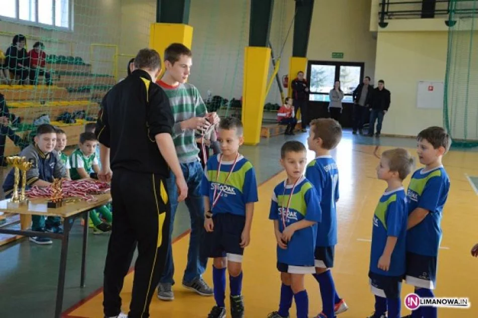 Turniej halowej piłki nożnej żaków i orlików w Mordarce (11.01.2014) - zdjęcie 14