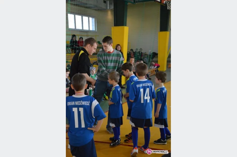 Turniej halowej piłki nożnej żaków i orlików w Mordarce (11.01.2014) - zdjęcie 15