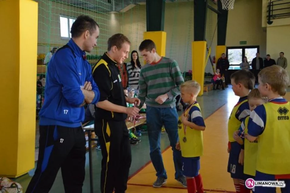 Turniej halowej piłki nożnej żaków i orlików w Mordarce (11.01.2014) - zdjęcie 16