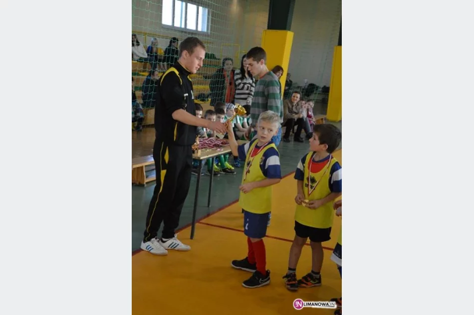 Turniej halowej piłki nożnej żaków i orlików w Mordarce (11.01.2014) - zdjęcie 17