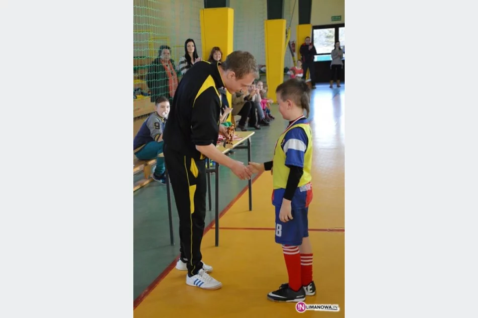 Turniej halowej piłki nożnej żaków i orlików w Mordarce (11.01.2014) - zdjęcie 18