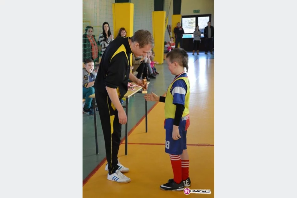 Turniej halowej piłki nożnej żaków i orlików w Mordarce (11.01.2014) - zdjęcie 19