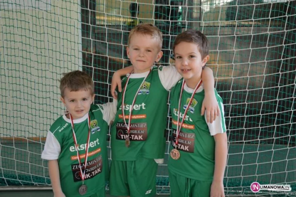Turniej halowej piłki nożnej żaków i orlików w Mordarce (11.01.2014) - zdjęcie 20
