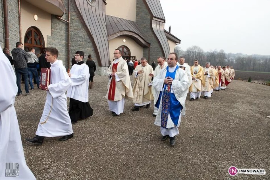 Poświęcenie nowego kościoła w Słopnicach - zdjęcie 14