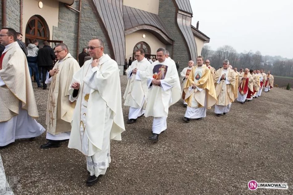 Poświęcenie nowego kościoła w Słopnicach - zdjęcie 15