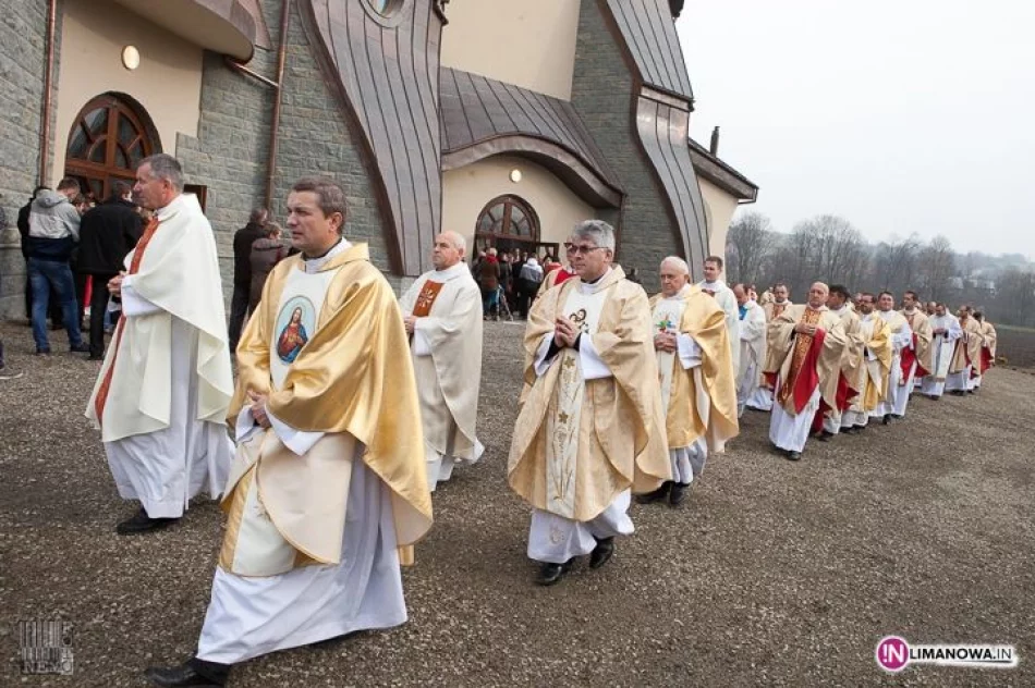 Poświęcenie nowego kościoła w Słopnicach - zdjęcie 16