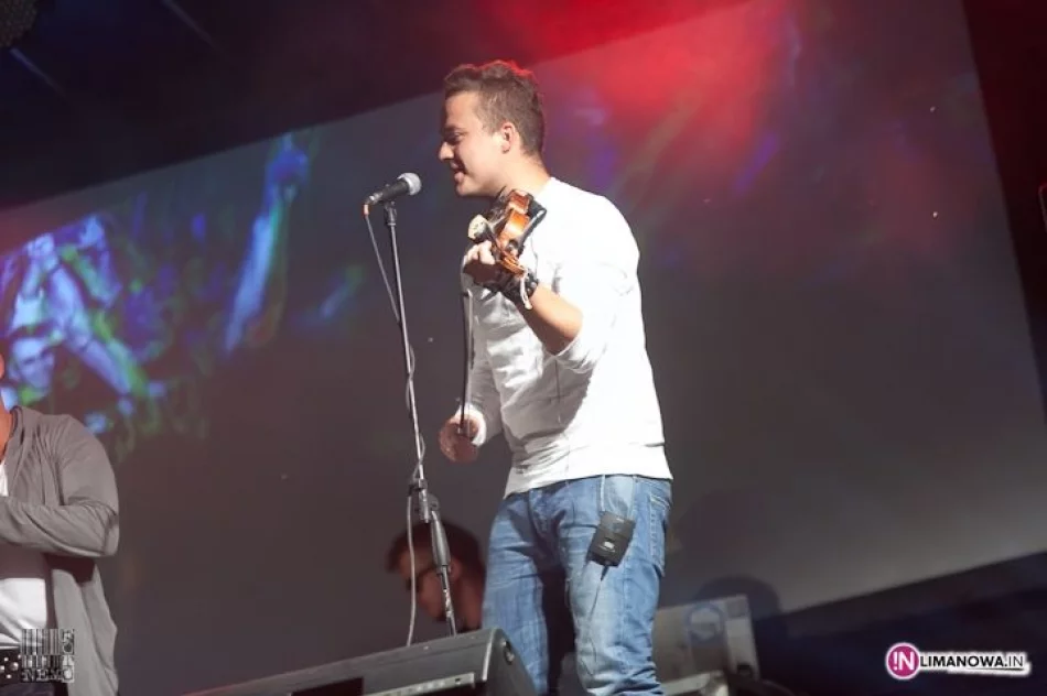 Koncert zespołu Future Folk na Pikniku Gminy w Pisarzowej - zdjęcie 5