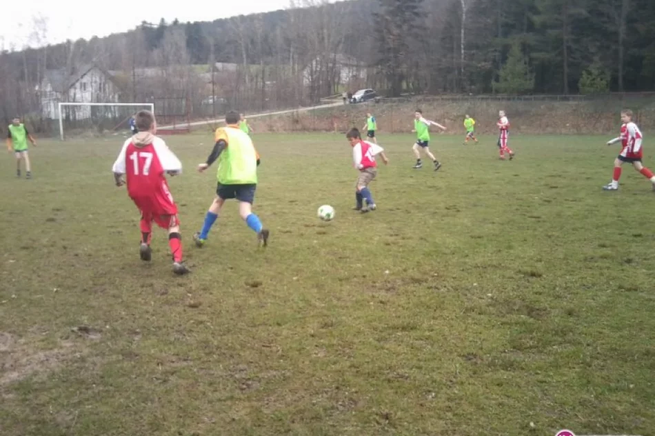 Debiut w meczu 30 trampkarzy z Pasierbca - zdjęcie 2