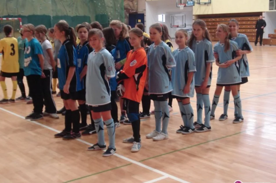 Piłkarki z Łostówki powalczyły w rejonie - zdjęcie 2