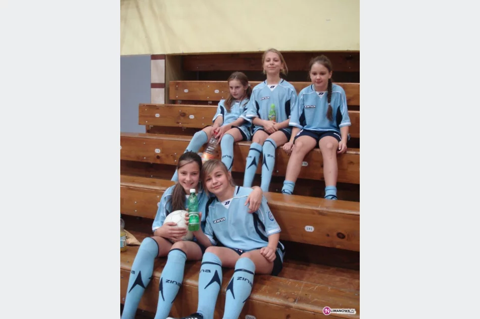 Piłkarki z Łostówki powalczyły w rejonie - zdjęcie 3