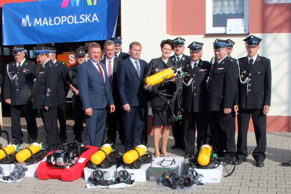 Nowy sprzęt ratowniczy dla pięciu jednostek OSP oraz modernizacja remizy OSP Wysokie - zdjęcie 9