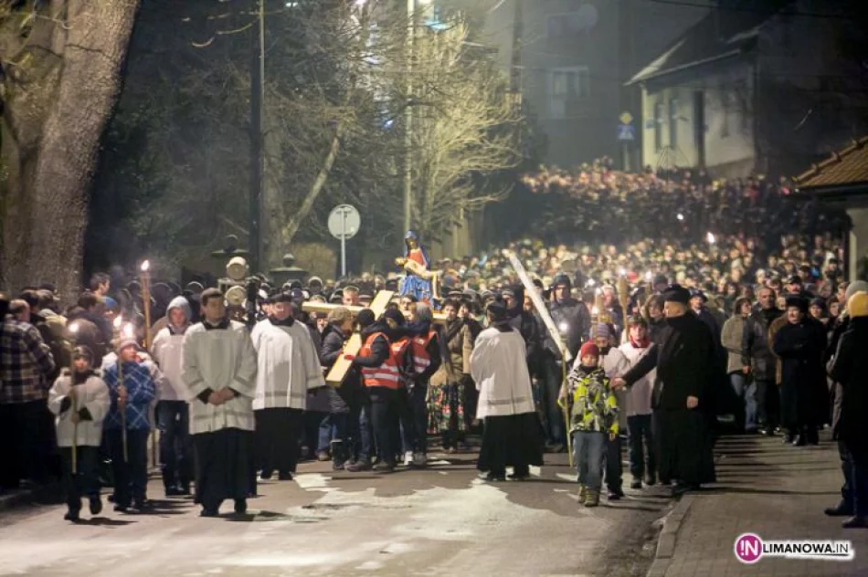 Droga Krzyżowa ulicami Mszany Dolnej (2013) - zdjęcie 7