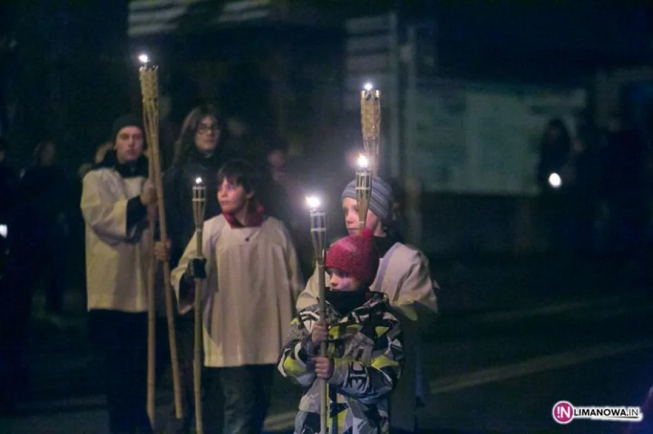Droga Krzyżowa ulicami Mszany Dolnej (2013) - zdjęcie 11