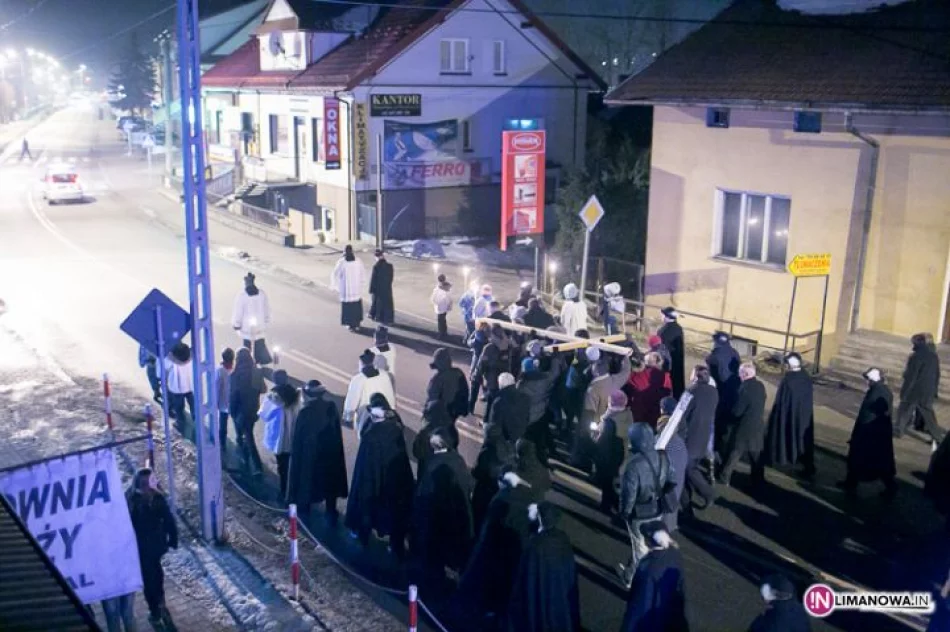 Droga Krzyżowa ulicami Mszany Dolnej (2013) - zdjęcie 16