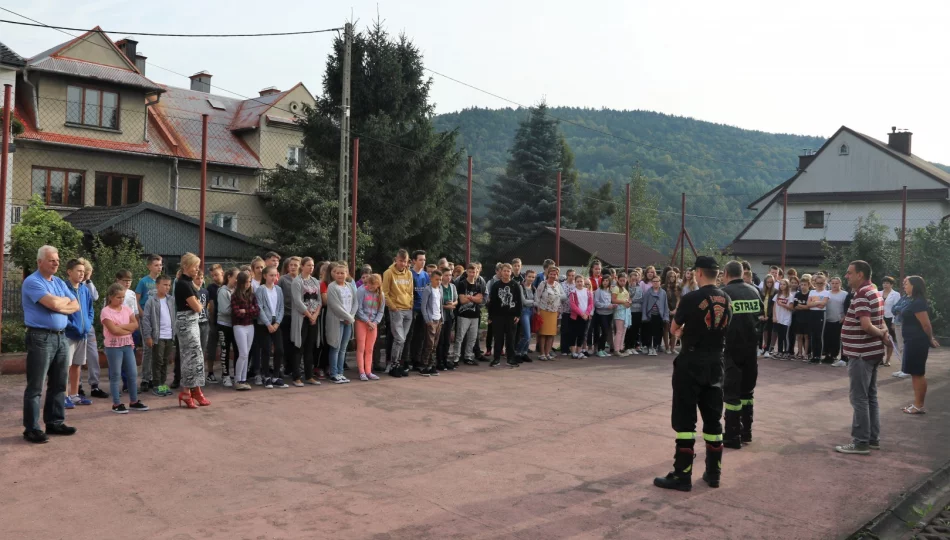 Ewakuacja uczniów i przedszkolaków - zdjęcie 1