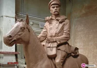 Zobacz model pomnika w glinie - zdjęcie główne