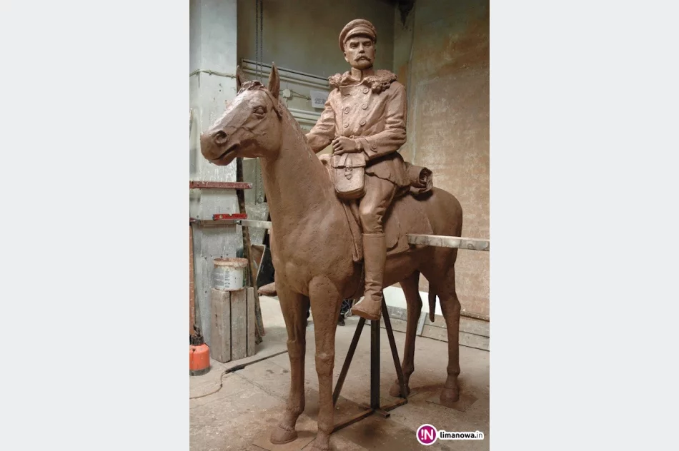 Zobacz model pomnika w glinie - zdjęcie 2