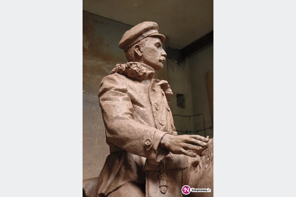 Zobacz model pomnika w glinie - zdjęcie 3