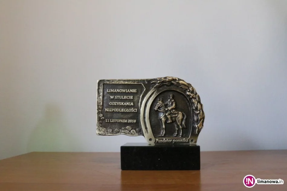 Zobacz model pomnika w glinie - zdjęcie 4