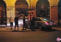 Mercedes wjechał na chodnik, uderzył w znak i budynek - zdjęcie główne