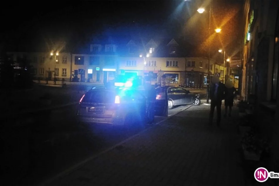 Mercedes wjechał na chodnik, uderzył w znak i budynek - zdjęcie 2