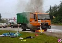 Zapaliła się śmieciarka (wideo) - zdjęcie główne