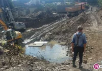 Piesi grzęzną w błocie - zdjęcie główne