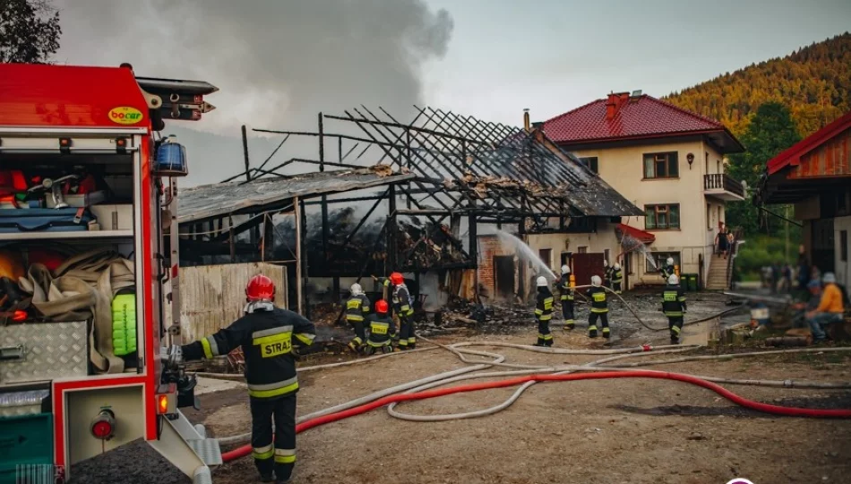 47 strażaków gasiło pożar budynku gospodarczego (wideo) - zdjęcie 1