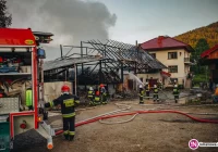 47 strażaków gasiło pożar budynku gospodarczego (wideo) - zdjęcie główne