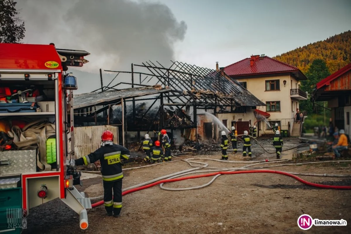 47 strażaków gasiło pożar budynku gospodarczego (wideo)