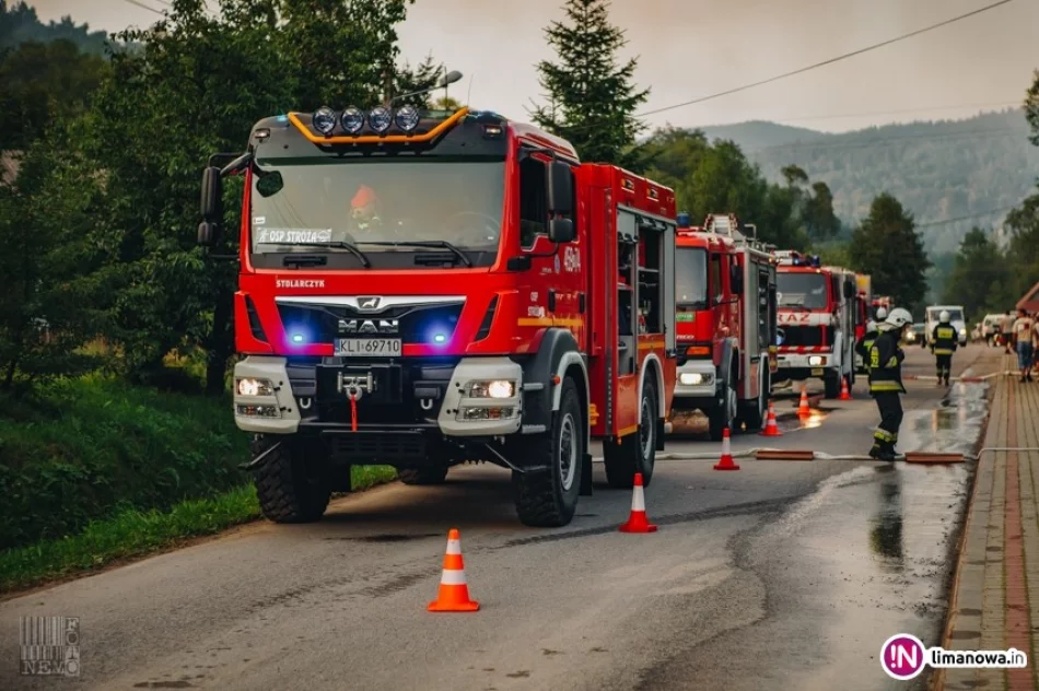 47 strażaków gasiło pożar budynku gospodarczego (wideo) - zdjęcie 2