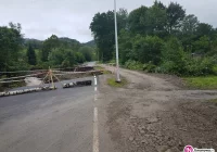 Strażacy, mieszkańcy i pracownicy gminy zbudowali tymczasową drogę - zdjęcie główne