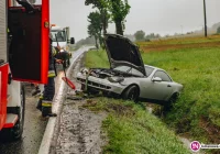 Mercedes wypadł z drogi, pasażerka trafiła do szpitala (wideo) - zdjęcie główne