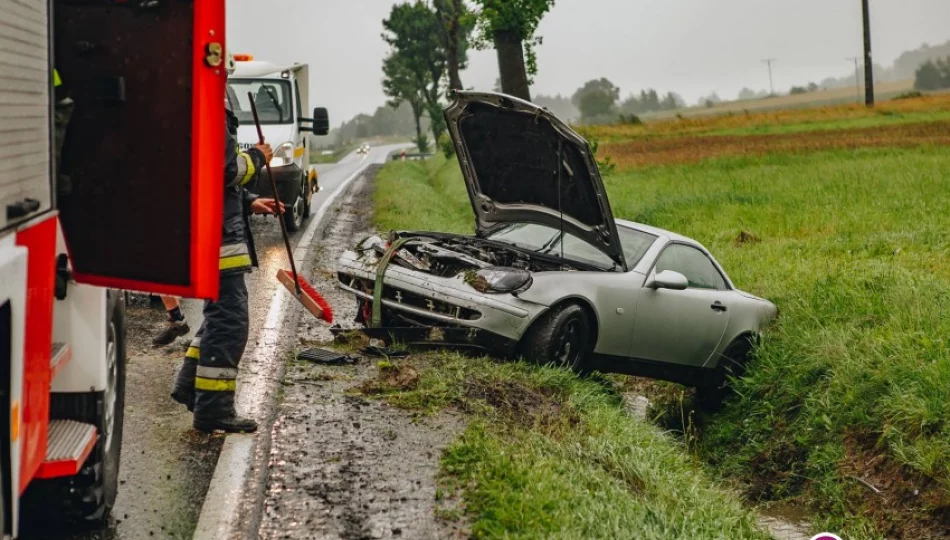 Mercedes wypadł z drogi, pasażerka trafiła do szpitala (wideo) - zdjęcie 1