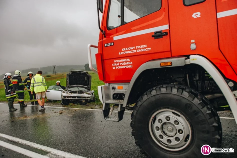 Mercedes wypadł z drogi, pasażerka trafiła do szpitala (wideo) - zdjęcie 2