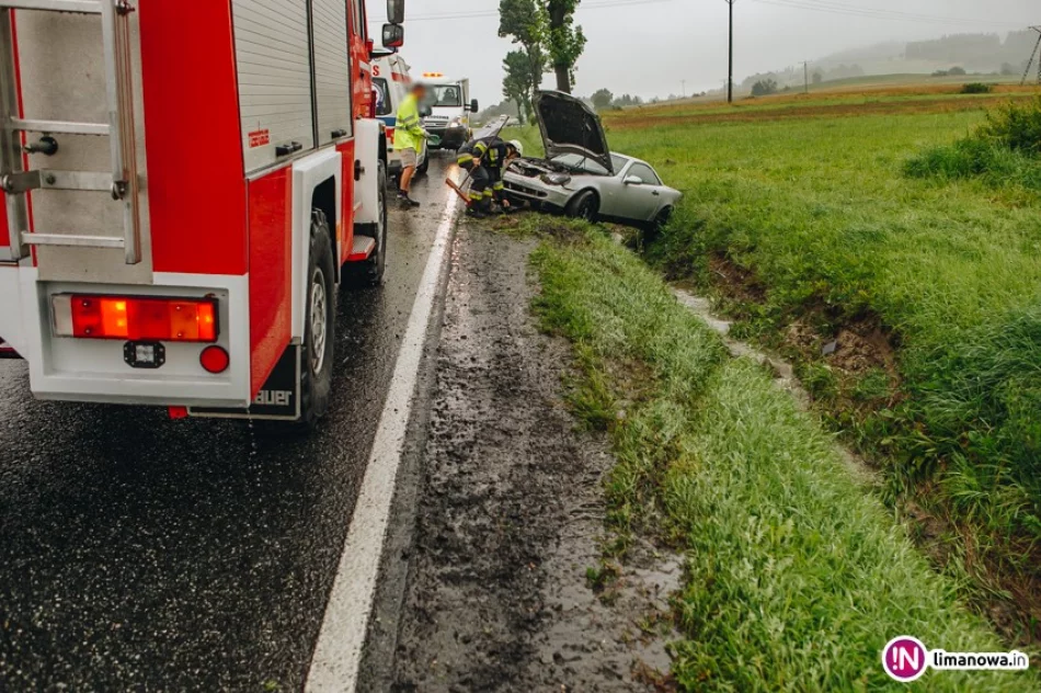 Mercedes wypadł z drogi, pasażerka trafiła do szpitala (wideo) - zdjęcie 3