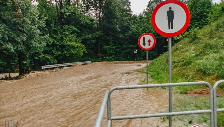 Ulice zamieniły się w rzeki, woda wdarła się na posesje i do domów (wideo) - zdjęcie 1