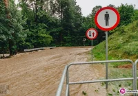 Ulice zamieniły się w rzeki, woda wdarła się na posesje i do domów (wideo) - zdjęcie główne