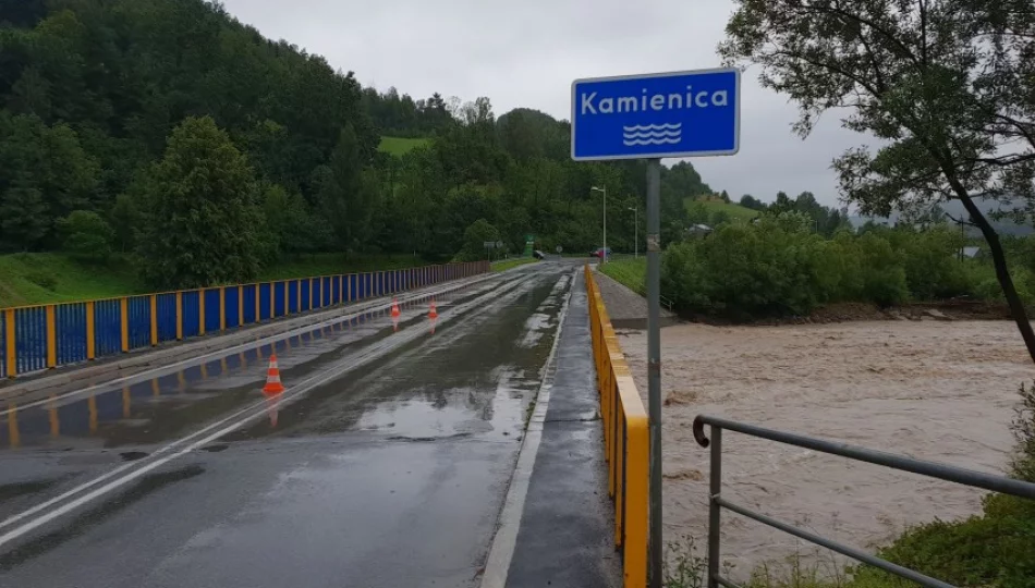 Samochody przejeżdżają przez zagrożony most (wideo) - zdjęcie 1