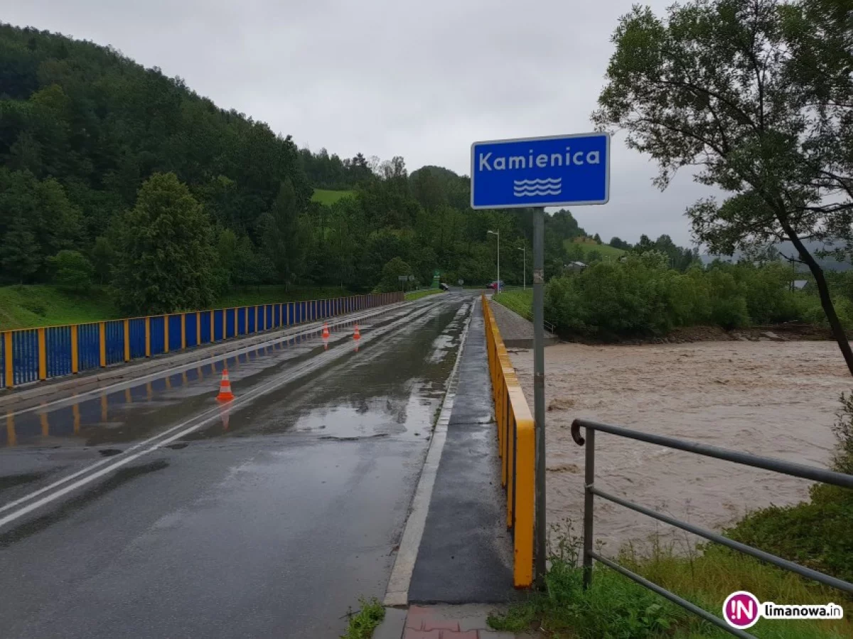 Samochody przejeżdżają przez zagrożony most (wideo)