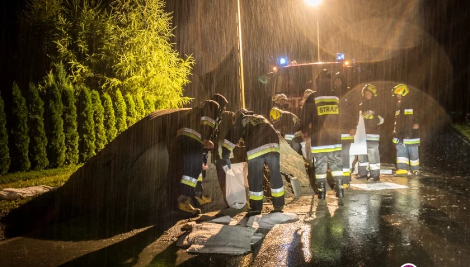 16 osób ewakuowanych. Wozy strażackie nie mogą wydostać się ze Szczawy - zdjęcie 1