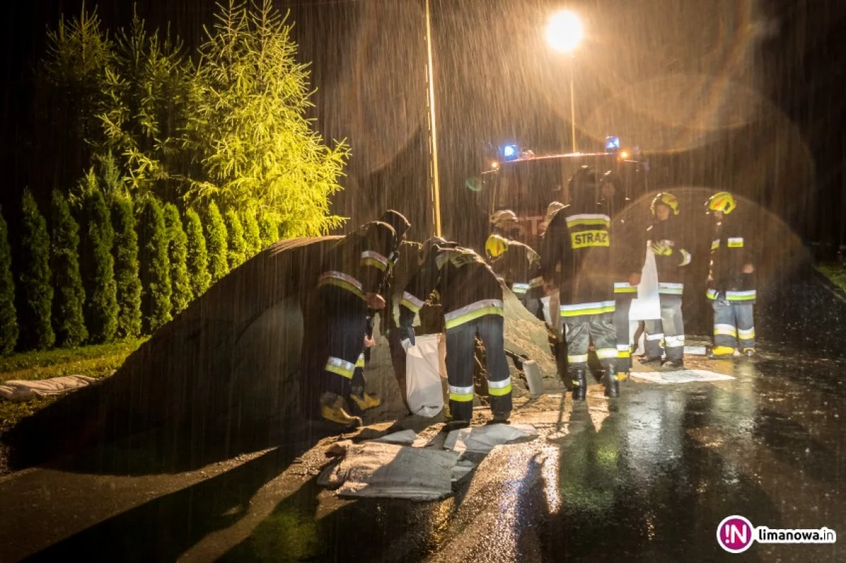 16 osób ewakuowanych. Wozy strażackie nie mogą wydostać się ze Szczawy