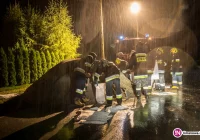 16 osób ewakuowanych. Wozy strażackie nie mogą wydostać się ze Szczawy - zdjęcie główne